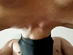 拥有大胸部和面具的成熟熟女在BDSM视频中吸吮阴茎