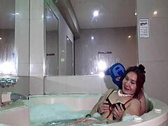 成熟女人在按摩浴缸里享受年轻企鹅的足交