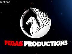 加拿大纹身熟女Lili Cocksinhell在Pegasus Productions的温和场景中与她的女婿亲密接触。