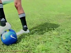 足球美女Gigi Sweet在坚挺的阴茎上弹跳她的大而黑的屁股