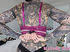 Melody Radfords独奏展示黑色和紫色内衣