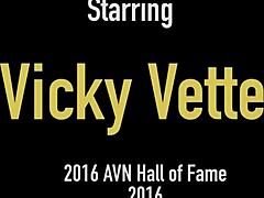 丰满的金发女郎Vicky Vette沉迷于大型假阳具的肛交游戏和露骨的对话