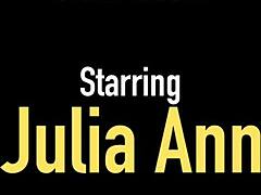 Julia Ann,一个成熟的女人,用她的口交技巧取悦一个幸运的男人,并得到满足的回报