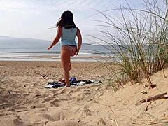 肥胖的熟女在岸上脱衣服锻炼身体