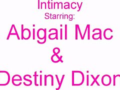 丰满的金发女郎阿比盖尔·麦克 (Abigail Mac) 被女同性恋命运迪克森她的阴道