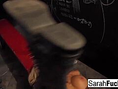 Sarahs监狱经历包括热辣的肛交